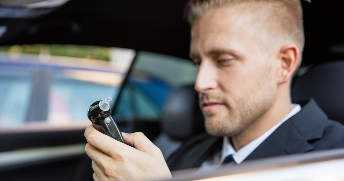 Slajd - 1 A - mężczyzna w samochodzie z alkomatem